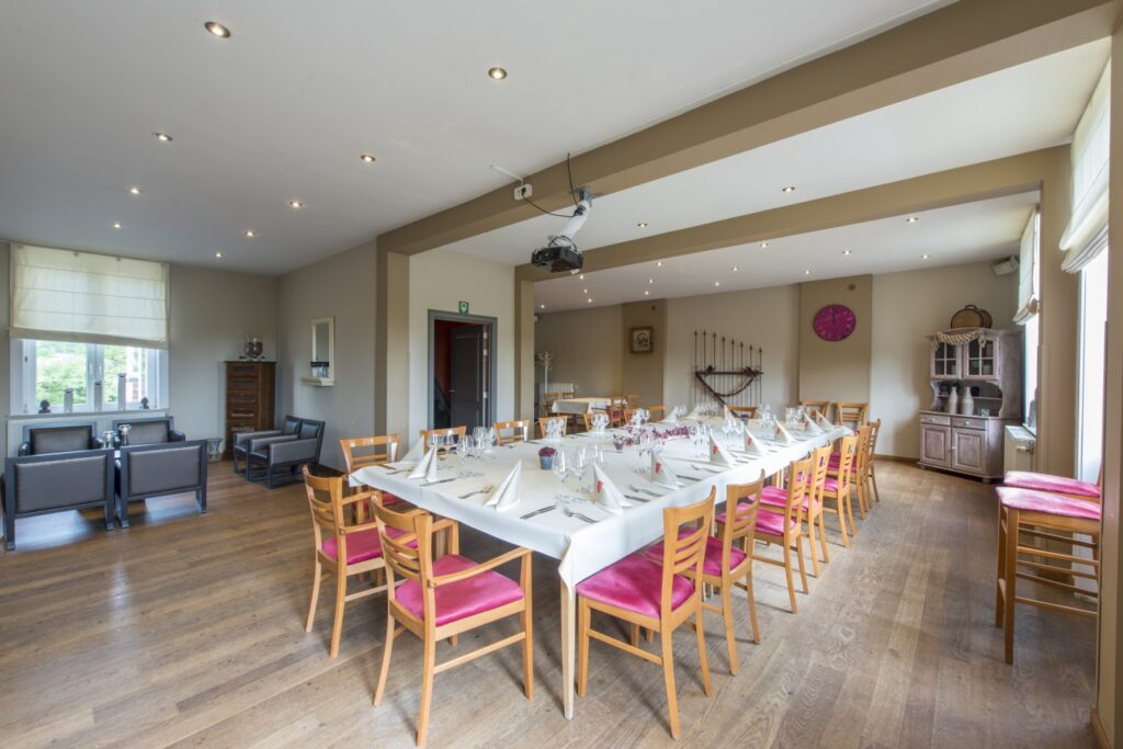 Feestelijk gedekte tafel in de feest- en vergaderzaal van Den Brugwachter