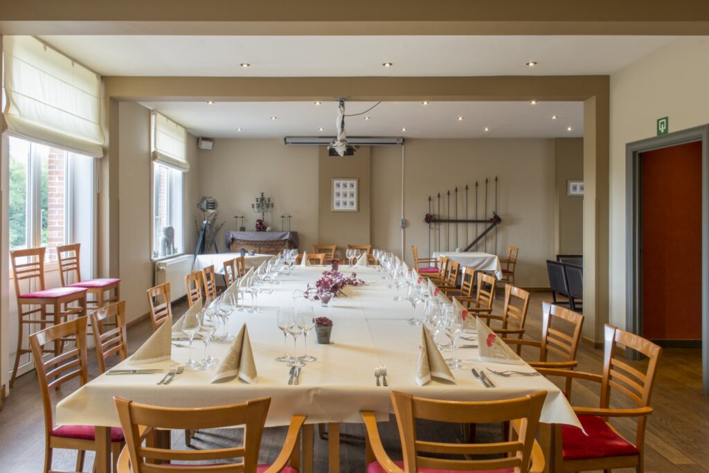 Lange gedekte feesttafel in de feestzaal van Den Brugwachter